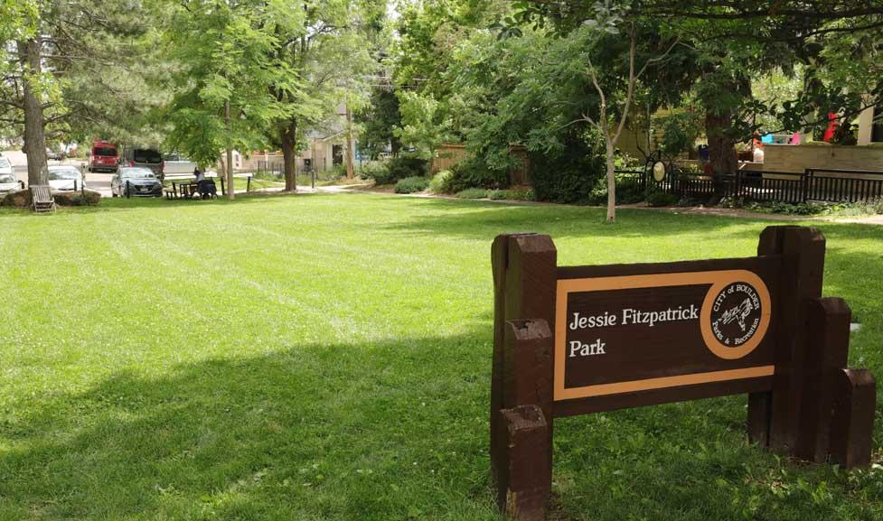 park sign with green grass lawn